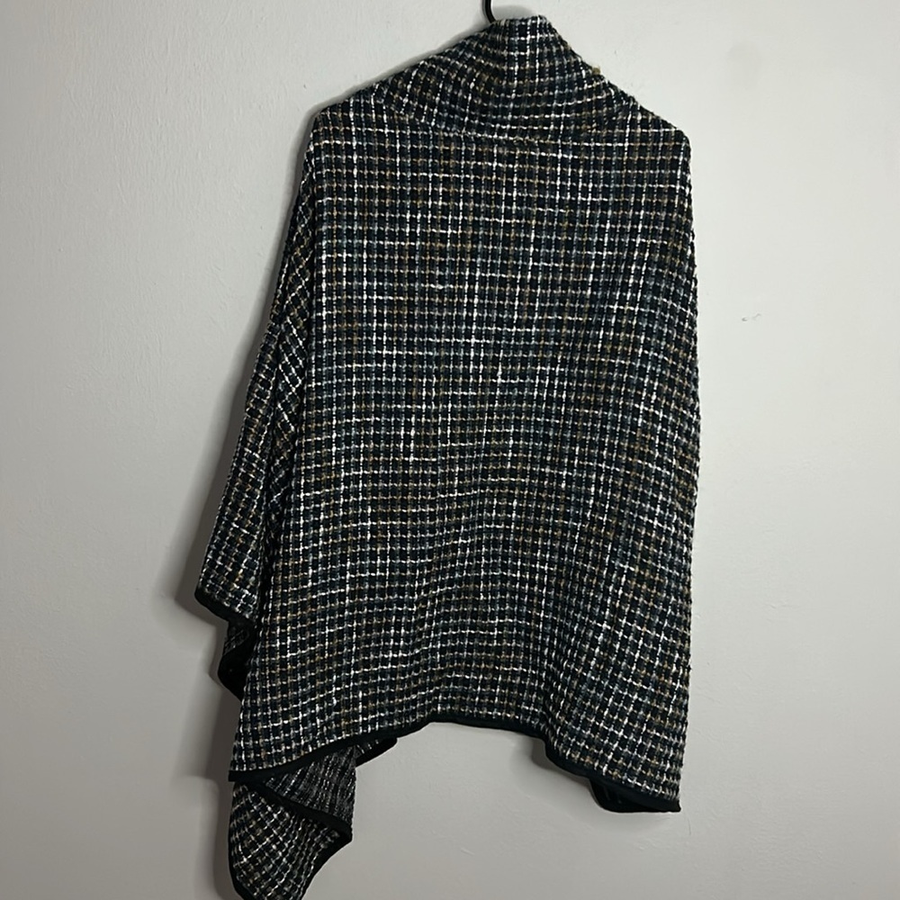Jones New York Cape, side toggle closure. Blue, white and tan, women’s one size. - Picture 5 of 8